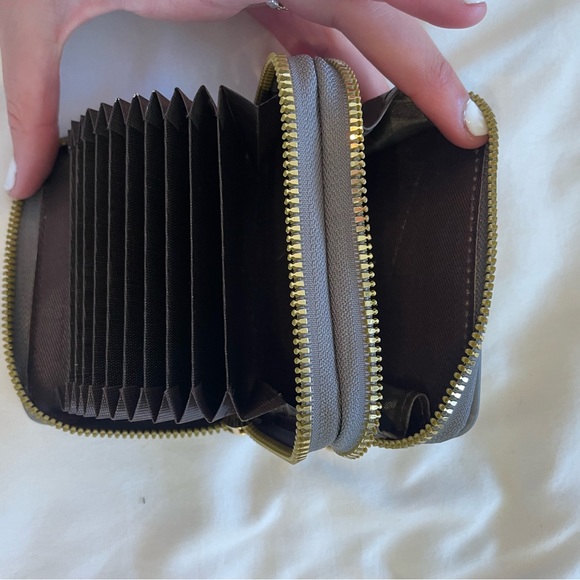 4 Wallets! - Picture 14 of 15